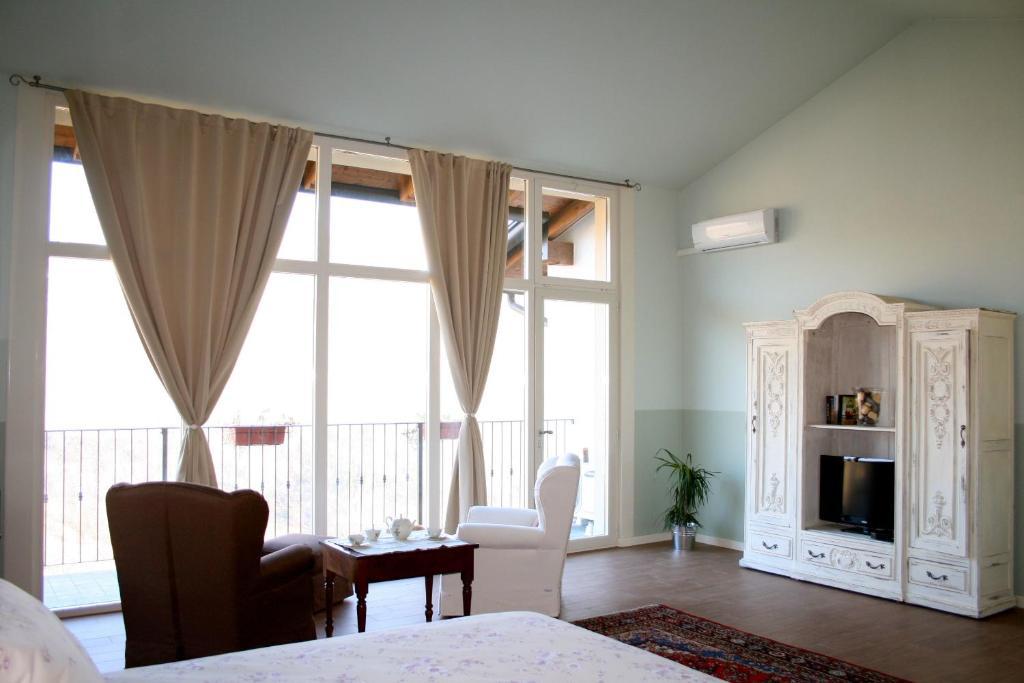 B&B Mario & Mario Trezzo Tinella Δωμάτιο φωτογραφία